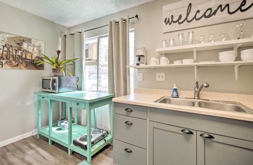 Historic Kailua Village Apartment | Sunny Central Condo: Lanai & Community Pool Access
