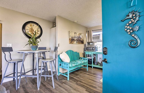 Historic Kailua Village Apartment | Sunny Central Condo: Lanai & Community Pool Access