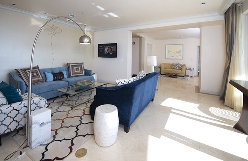 Barrier Island Hotel | Sunny City Retreat! Close to Fort Lauderdale Beach! Pets Allowed, Onsite Pool!