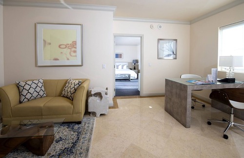 Barrier Island Hotel | Sunny City Retreat! Close to Fort Lauderdale Beach! Pets Allowed, Onsite Pool!
