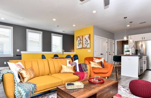Dunean Apartment | Sunny Cityside Boho Hideaway - KING Beds, Workdesks, Balcony! Close to Downtown