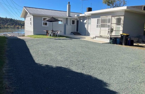 Kaiteriteri House | Sunny, Classic Kiwi Beach House! Central to Beach and mountain bike park