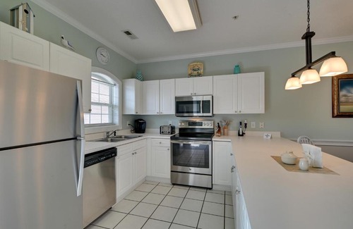 Central Myrtle Beach Apartment | Sunny Condo, 3 Mi to Broadway at the Beach!