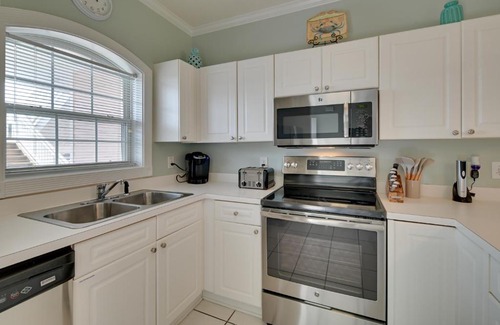 Central Myrtle Beach Apartment | Sunny Condo, 3 Mi to Broadway at the Beach!