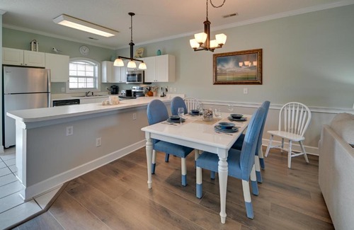 Central Myrtle Beach Apartment | Sunny Condo, 3 Mi to Broadway at the Beach!