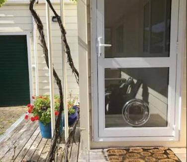 Paekakariki Apartment | Sunny cosy getaway near beach