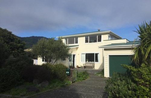 Paekakariki Apartment | Sunny cosy getaway near beach