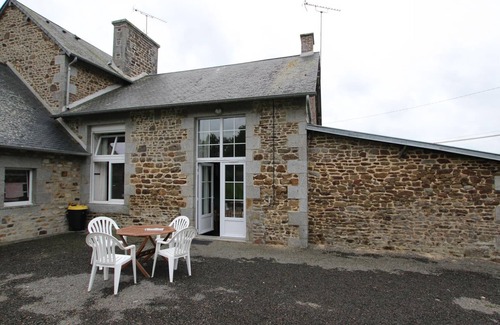 Argouges Cottage | Sunny Countryside Retreat in Saint-James – Cozy 2-Pers Cottage with Secure Parking & Pet-Friendly