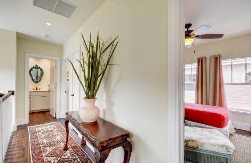 Grandview Heights Villa | Sunny Days Walking Distance To Everything! Villa