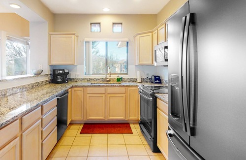 Rancho Vistoso Condo | Sunny, dog-friendly condo with a heated pool, gym, grilling area, & golf nearby