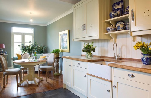 Haringey Apartment | Sunny Edwardian garden flat with large summer house in leafy north london