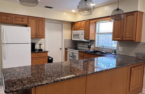 Largo House | Sunny Escape of the Tampa Bay, Charming 2-bedroom with WiFi, AC