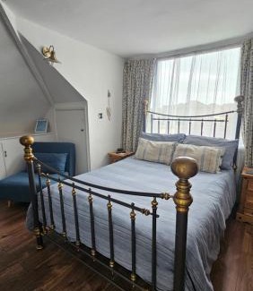 Whitstable House | Sunny Family Residence with parking. Jacuzzi bath perfect for relaxing and unwinding