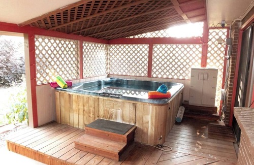 Longmont House | Sunny Family Retreat HotTub, GameRoom, Backyardn