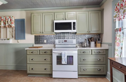 Jefferson House | Sunny Farmhouse Retreat in Jefferson, NH