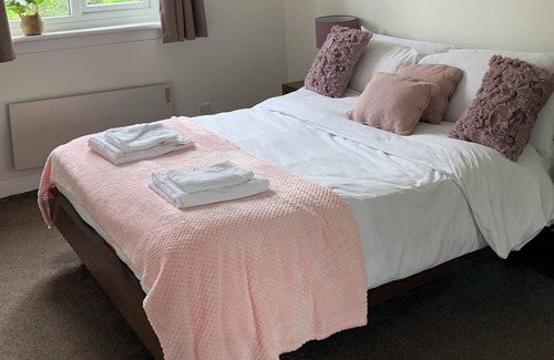 East End Apartment | Sunny Free parking Glasgow Green Cottage flat