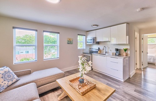 Parkside Apartment | Sunny fresh getaway, Hollywood beach, w/ KING Bed