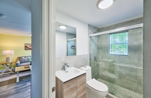 Parkside Apartment | Sunny fresh getaway, Hollywood beach, w/ KING Bed