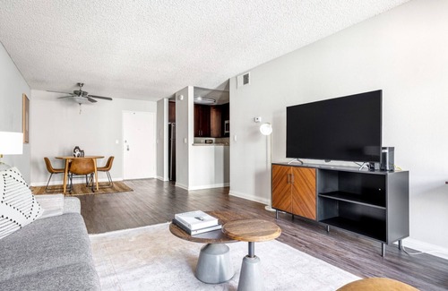 Atwater Village Apartment | Sunny Glendale 1BR w/Gym, Pool, walkable location, by Blueground