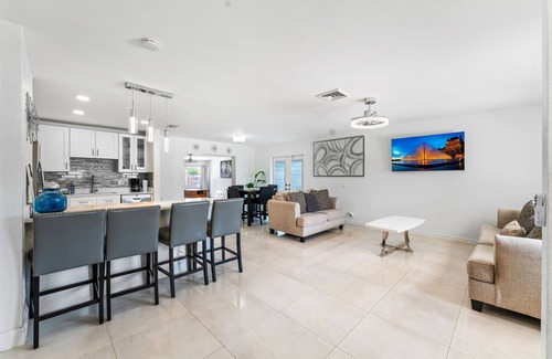 Lauderdale Lakes House | Sunny Goldie in Lauderdale Lakes