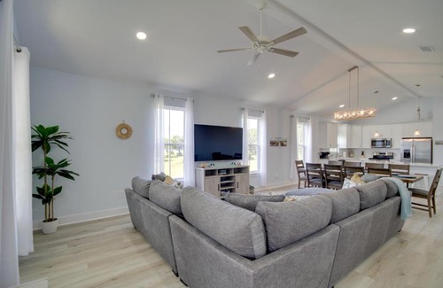 Gulfport House | Sunny Gulfport Vacation Rental Walk to Beaches!