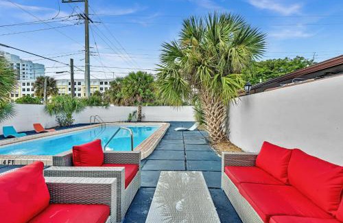 Downtown Hollywood House | Sunny Hollywood Pool Home Near Beach & Casino