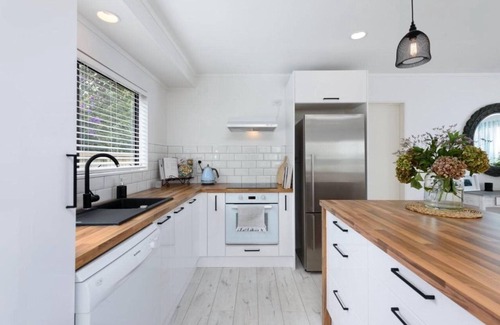 Mount Maunganui House | Sunny home in quiet cul-de-sac, 5 minutes from beach and Bayfair