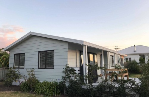 Mount Maunganui House | Sunny home in quiet cul-de-sac, 5 minutes from beach and Bayfair