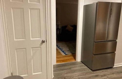 New Haven House | SUNNY house Close to Yale QU UC with King bed & parking, fenced yard,easy travel