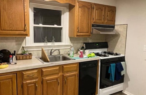 New Haven House | SUNNY house Close to Yale QU UC with King bed & parking, fenced yard,easy travel