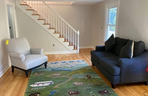 New Haven House | SUNNY house Close to Yale QU UC with King bed & parking, fenced yard,easy travel