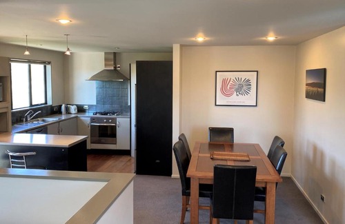 Wanaka House | Sunny Lake and Mountain Views on Kings Drive