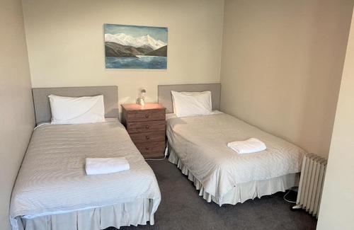 Wanaka House | Sunny Lake and Mountain Views on Kings Drive