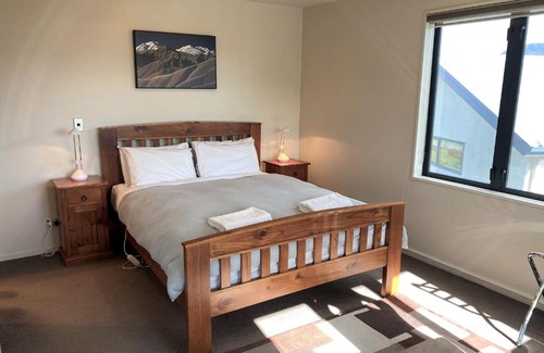 Wanaka House | Sunny Lake and Mountain Views on Kings Drive