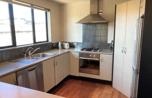Wanaka House | Sunny Lake and Mountain Views on Kings Drive