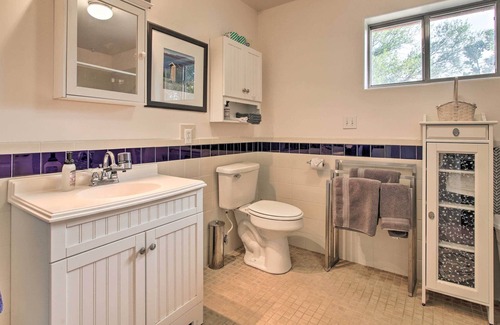 Buchanan Dam Apartment | Sunny Lake Buchanan Waterside Studio w/ Canoe