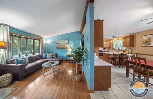 Como House | Sunny Lake Geneva Escape | BBQ Game Room Private Beach Access