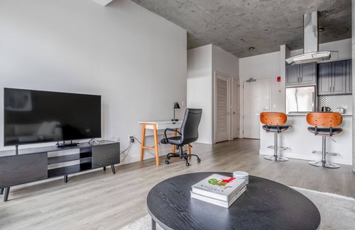 Lake View East Apartment | Sunny Lakeview 1BR w/Rooftop & Gym, nr Lincoln Park, by Blueground