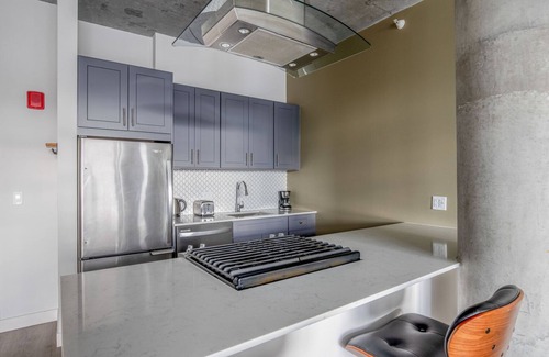 Lake View East Apartment | Sunny Lakeview 1BR w/Rooftop & Gym, nr Lincoln Park, by Blueground