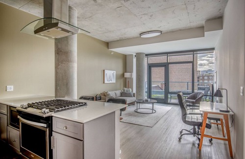 Lake View East Apartment | Sunny Lakeview 1BR w/Rooftop & Gym, nr Lincoln Park, by Blueground