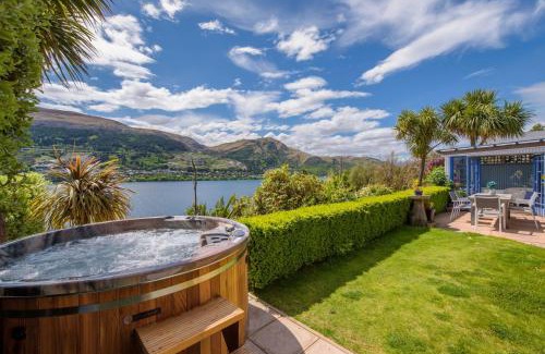 Kelvin Heights House | Sunny Lakeview Villa