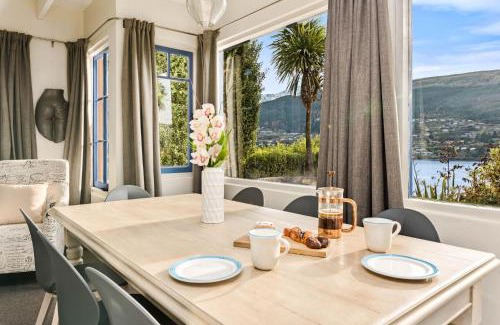 Kelvin Heights House | Sunny Lakeview Villa