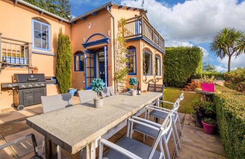Kelvin Heights House | Sunny Lakeview Villa