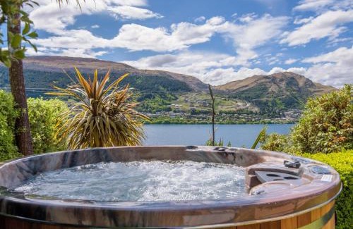 Kelvin Heights House | Sunny Lakeview Villa