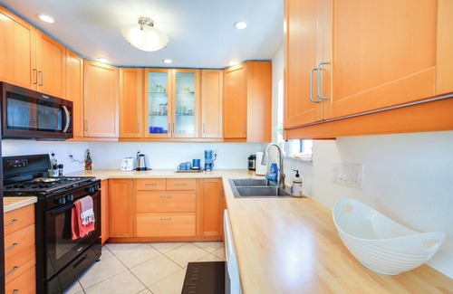 Downtown Long Beach Condo | Sunny Long Beach Condo - Walk to Bars & Beach