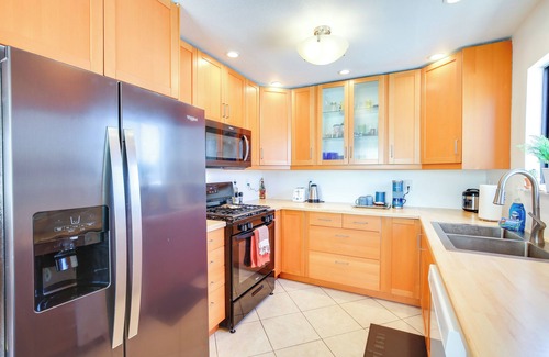 Downtown Long Beach Condo | Sunny Long Beach Condo - Walk to Bars & Beach