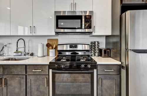 Central Business District Apartment | Sunny Luxury Apt. In Heart Of Newark!