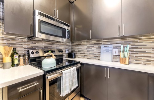 Del Rey Apartment | Sunny Marina Hideout | King Bed | Pool Access