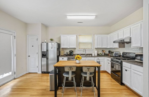 Gwinnett Place House | Sunny&Modern 4BR House w/Home Gym&Parking in Duluth -5 mins to I-85