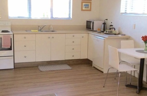 Tauriko Apartment | Sunny modern private apartment near the city